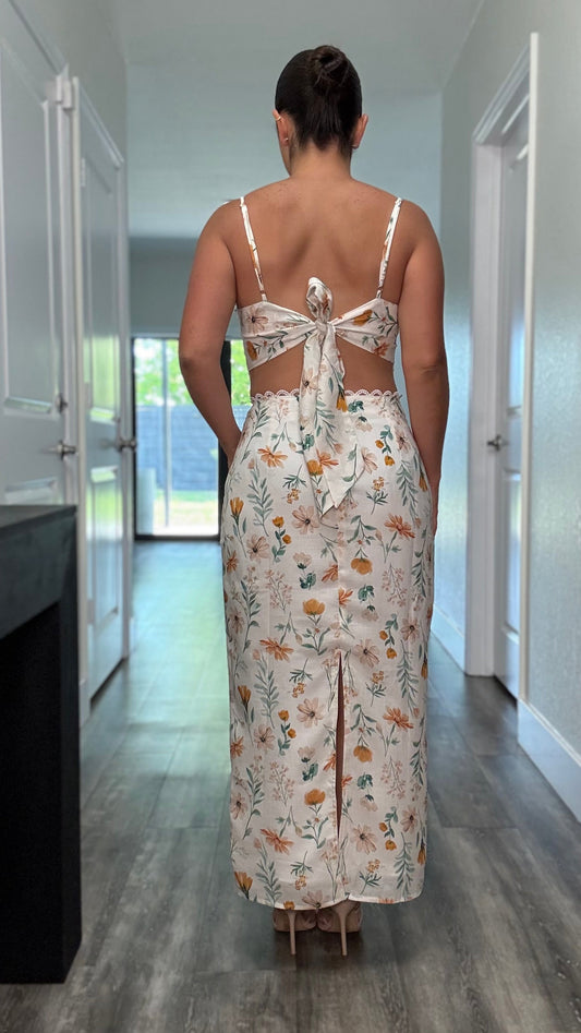 back orange flowers skirt set. Bac tie closure and slit on skirt